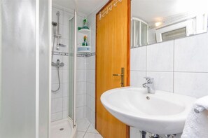 Apartment (A1) | Bathroom - Apartments Adriatic (Razanac)