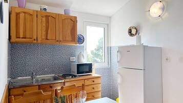 Apartemen (A5) | Dapur pribadi | Lemari es, kompor, ketel listrik, dan peralatan masak/sendok-piring