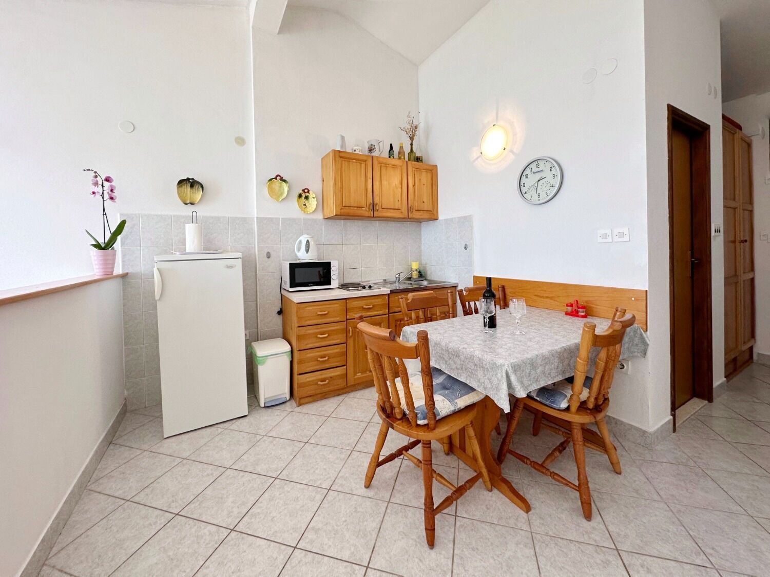 Studio (A4) | Private kitchen | Fridge, stovetop, electric kettle, cookware/dishes/utensils