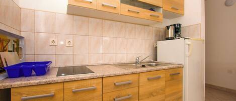 Apartment (A1) | Eigene Küche | Kühlschrank, Herdplatte, Espressomaschine, Wasserkocher