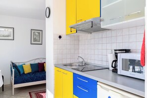 Appartement (A1) | Cuisine privée | Réfrigérateur, four à micro-ondes, surface de cuisson