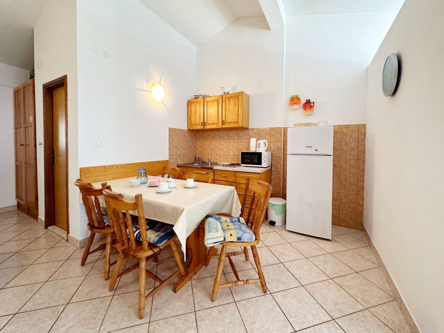 Apartment (A1) | Private kitchen | Fridge, stovetop, electric kettle, cookware/dishes/utensils