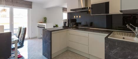 公寓 (A1) | 私人廚房 | 電冰箱、微波爐、烤箱、爐台