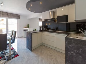 Apartment (A1) | Eigene Küche | Kühlschrank, Mikrowelle, Ofen, Herdplatte
