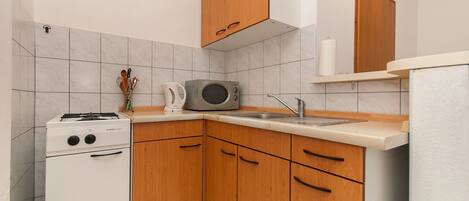 Appartement (A3) | Cuisine privée | Réfrigérateur, four à micro-ondes, surface de cuisson