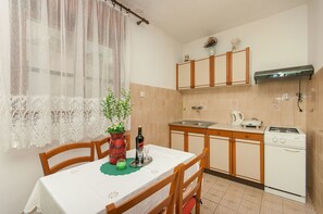 Apartment (A2) | Dapur peribadi | Peti sejuk, ketuhar gelombang mikro, dapur, pembancuh kopi espreso 