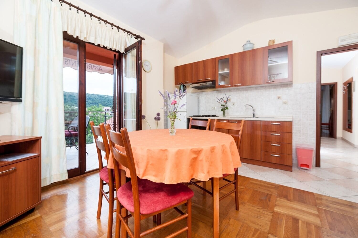 Apartment (A1) | Eigene Küche | Kühlschrank, Ofen, Herdplatte, Espressomaschine