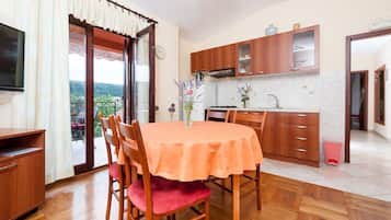 Apartment (A1) | Eigene Küche | Kühlschrank, Ofen, Herdplatte, Espressomaschine