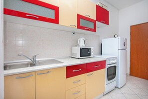 Departamento (A2) | Cocina privada | Refrigerador, horno, parrilla de estufa y cafetera de espresso 
