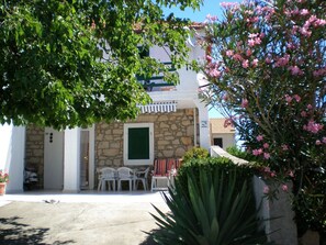Courtyard - Apartments Tonci (Kali)