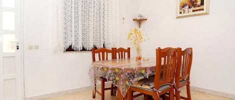 Huoneisto (A1) | Ruokailu