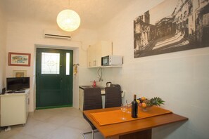 Appartement (A1) | Privékeuken | Een koelkast, een microgolfoven, een oven, een kookplaat
