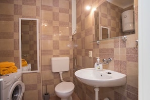 Apartamento (A1) | Banheiro | Banheira, toalhas de banho
