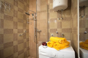 Apartment (A1) | Bilik Mandi | Tab mandi, tuala disediakan 