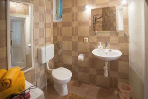 Apartamento (A1) | Banheiro | Banheira, toalhas de banho