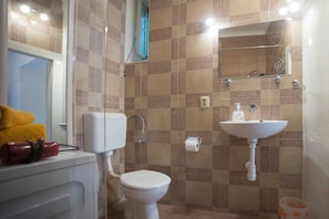 Apartment (A1) | Bathroom | Bathtub, towels - Apartment Zdrav (Split)