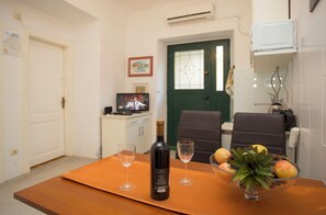 Apartamento (A1) | Cozinha privada | Geladeira, micro-ondas, fogão, cooktop