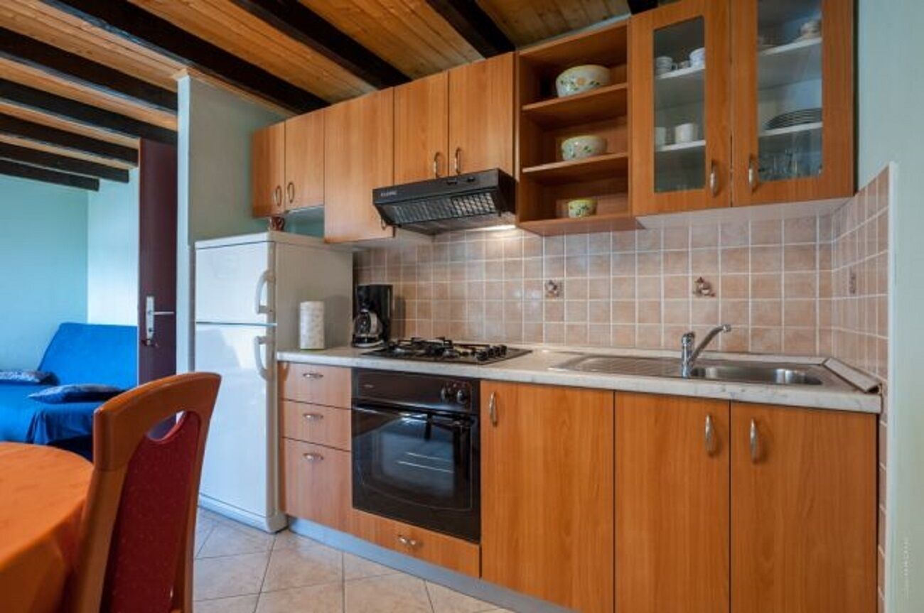 Appartement (A1) | Privékeuken | Een koelkast, een oven, een kookplaat, een espressoapparaat