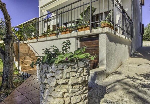 Courtyard - Apartments Lidija (Rogoznica)