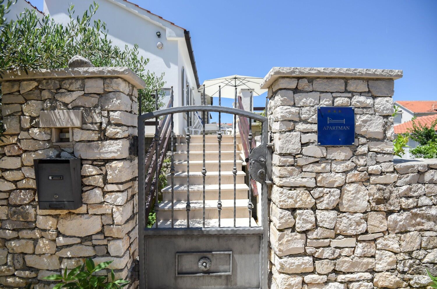 المنشأة من الخارج