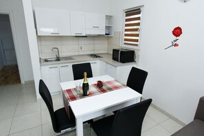 Apartment (A2) | Eigene Küche | Kühlschrank, Herdplatte, Wasserkocher, Kochgeschirr/Geschirr/Besteck