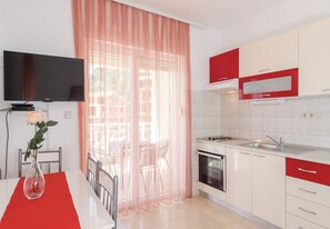 Apartment (A4) | Private kitchen | Fridge, microwave, oven, stovetop - Apartments Ljuba (Slivno)