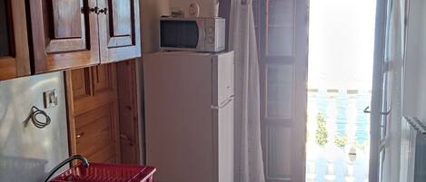 Appartement (A1) | Cuisine privée | Réfrigérateur, four à micro-ondes, un four, surface de cuisson