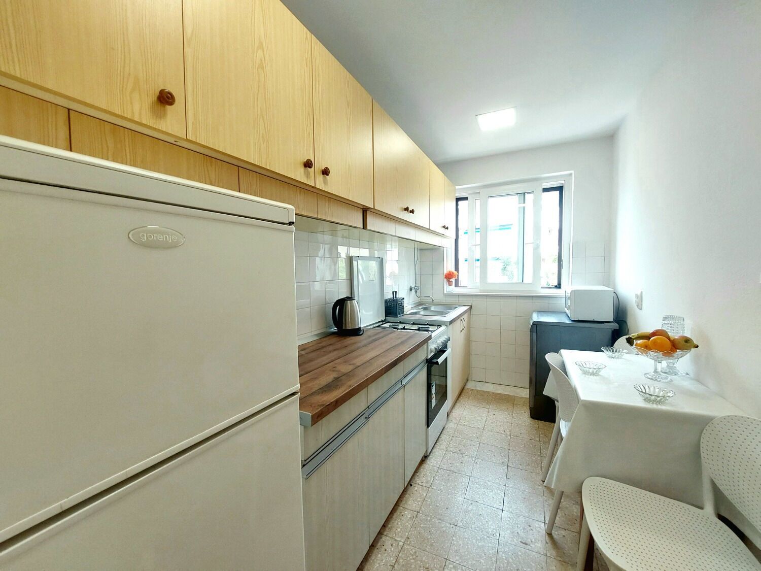 Appartement (A1) | Privékeuken | Een espressoapparaat, een koelkast, een microgolfoven, een oven