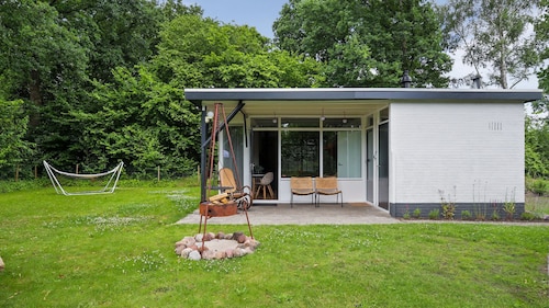 Cozy holiday bungalow for 4, with enclosed garden, pellet stove, pets welcome, near lakes and Drentsche Aa National Park.