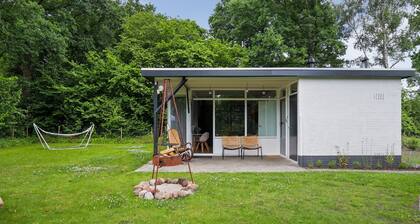 Cozy holiday bungalow for 4, with enclosed garden, pellet stove, pets welcome, near lakes and Drentsche Aa National Park.