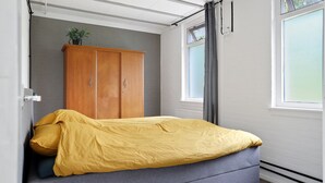 Room - Cozy holiday bungalow for 4, with enclosed garden, pellet stove, pets welcome, near lakes and Drentsche Aa National Park. (Gasselte)
