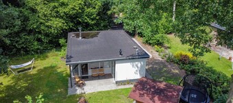Cozy holiday bungalow for 4, with enclosed garden, pellet stove, pets welcome, near lakes and Drentsche Aa National Park.