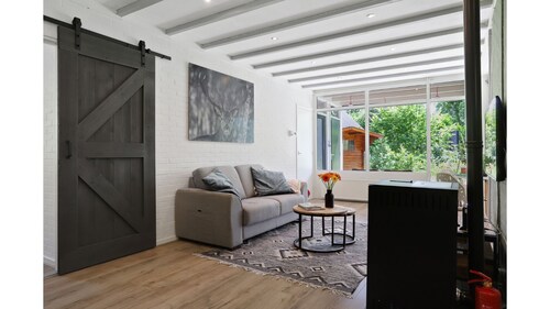 Cozy holiday bungalow for 4, with enclosed garden, pellet stove, pets welcome, near lakes and Drentsche Aa National Park.