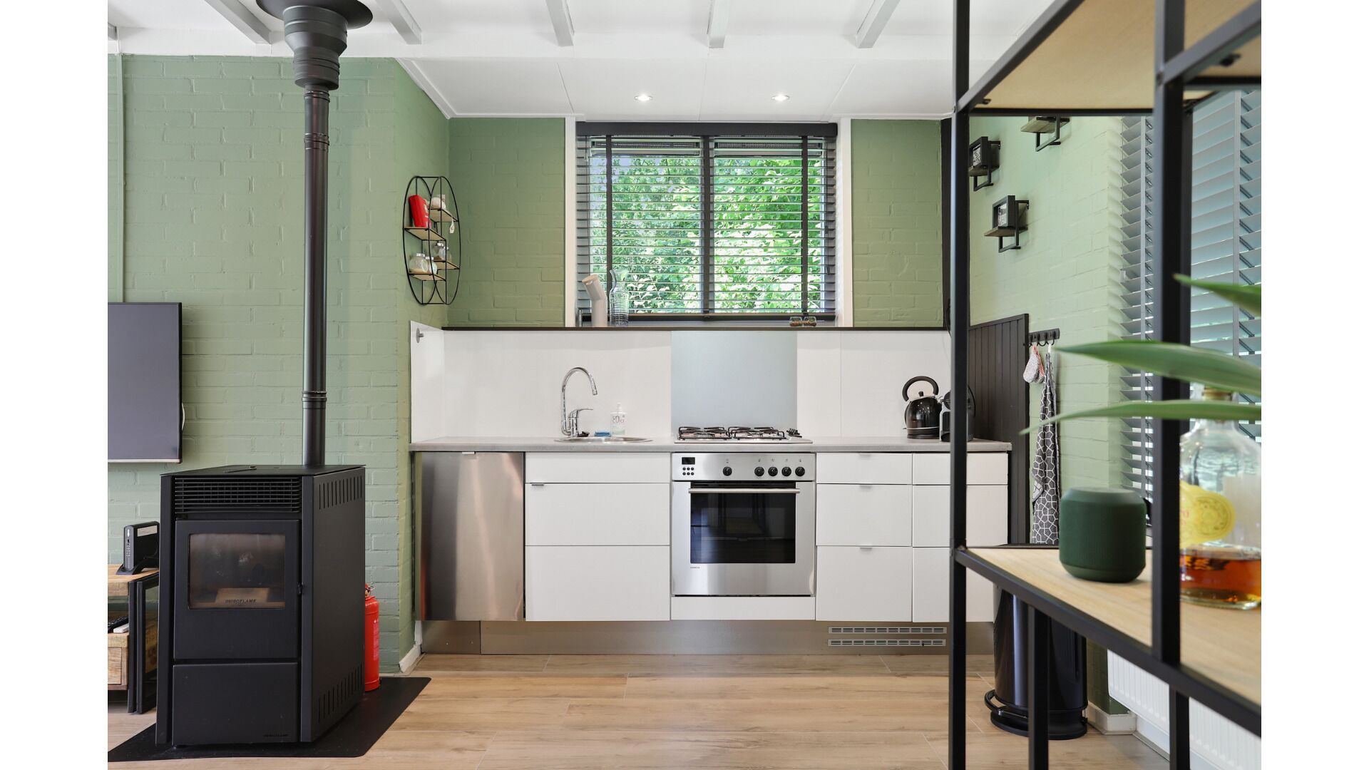 Fridge, oven, stovetop, dishwasher