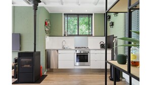 Private kitchen - Cozy holiday bungalow for 4, with enclosed garden, pellet stove, pets welcome, near lakes and Drentsche Aa National Park. (Gasselte)