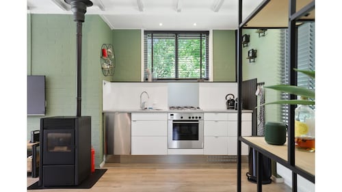 Cozy holiday bungalow for 4, with enclosed garden, pellet stove, pets welcome, near lakes and Drentsche Aa National Park.