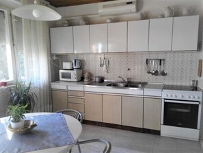 Apartment (A2) | Private kitchen - Apartment Dane (Makarska)