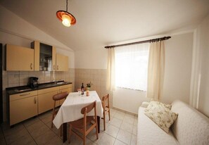 Apartment (A4) | Eigene Küche | Kühlschrank, Herdplatte, Wasserkocher, Kochgeschirr/Geschirr/Besteck