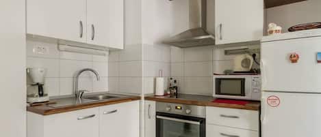 Departamento (A1) | Cocina privada | Refrigerador, microondas, horno y parrilla de estufa