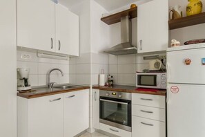 Apartment (A1) | Private kitchen | Fridge, microwave, oven, stovetop