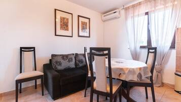 Apartment (A2) | Dining