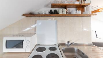 Studio (A1) | Private kitchen | Fridge, microwave, oven, stovetop