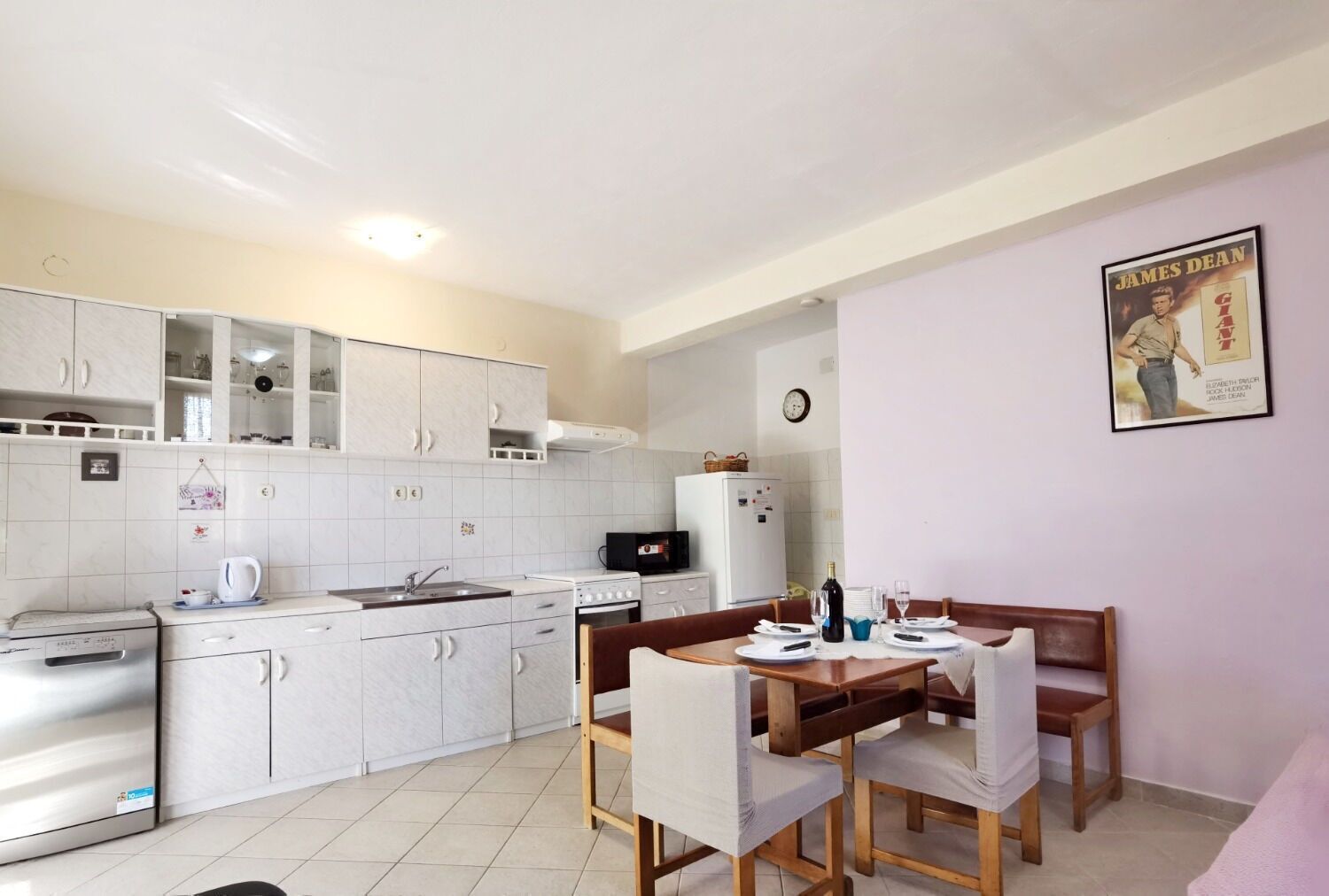 Apartment (A2) | Eigene Küche | Kühlschrank, Mikrowelle, Ofen, Herdplatte