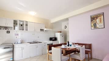 Apartment (A2) | Eigene Küche | Kühlschrank, Mikrowelle, Ofen, Herdplatte