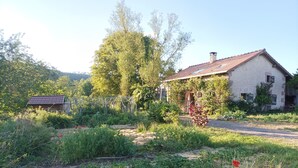 A rustic house surrounded by lush greenery and a clear sky. - La Mignonne, Vosges mountains, private spa 8 people near Gérardmer (Laveline-du-Houx)
