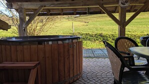 A wooden hot tub under a wooden pergola with a view of a grassy field. - La Mignonne, Vosges mountains, private spa 8 people near Gérardmer (Laveline-du-Houx)
