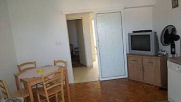 Apartment (A2) | Dining