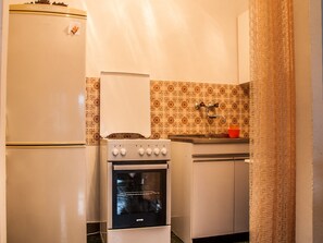Refrigerador, horno, placa de cocina, utensilios de cocina