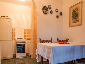 Refrigerador, horno, placa de cocina, utensilios de cocina