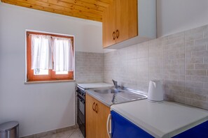Apartamento (A1) | Cozinha privada | Geladeira, cooktop, máquina de café expresso, chaleira elétrica